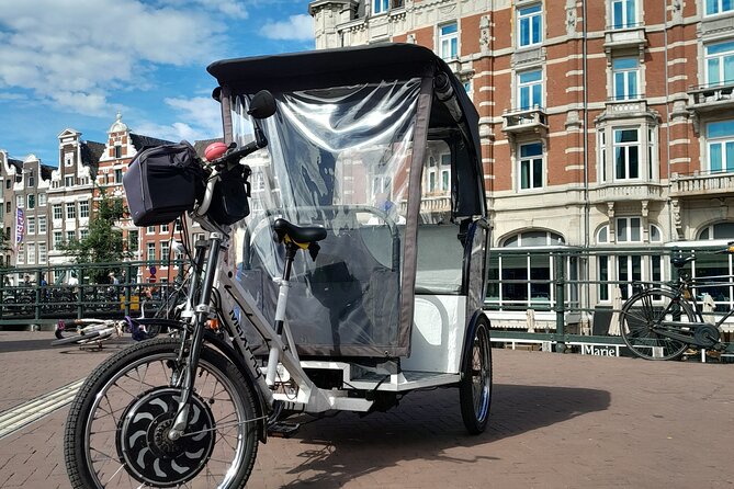 1 hour Amsterdam City Tour in Pedicab - Delft Blue street photo moments and the draw-bridge canal views