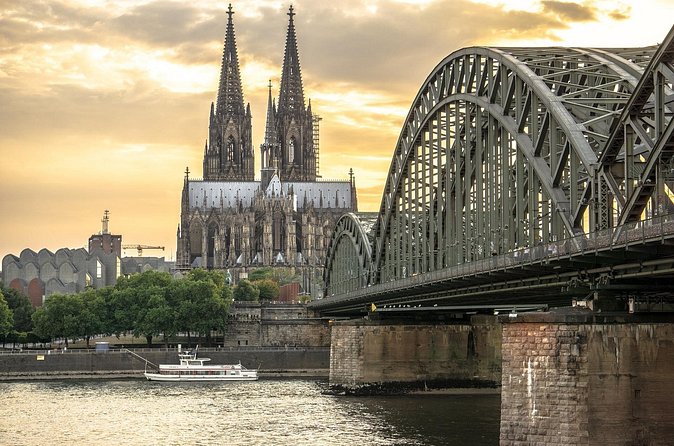 2 Countries in 1 Day: Cologne Day Tour from Amsterdam - Jorge’s guiding style: why the day feels smoother than it should
