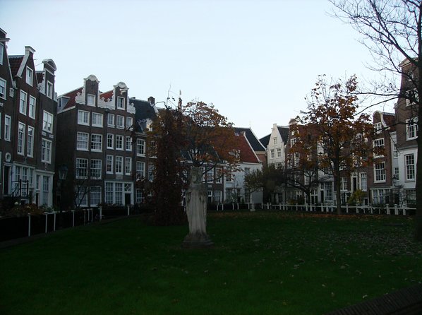 2 Hours Private Walking Tour of the Highlights of Amsterdam - Begijnhof and the Civic Guards Gallery: the calm pause with free art