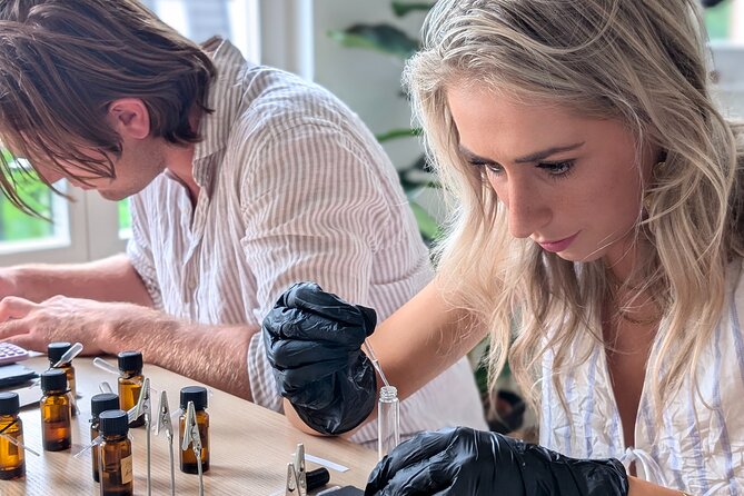 3 Hours Perfume Making Workshop in Amsterdam - How the tutor helps your nose: basics you can reuse later