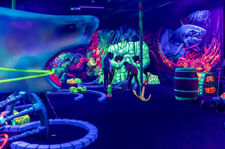 Aloha Amsterdam: 12-Hole Glow-in-the-Dark Mini-Golf - The 45-minute flow, from check-in to final putt