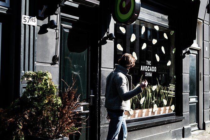 Amstagram Tour & Moco Experience - Grimburgwal and Spui: Love Me wallpainting to an iconic square