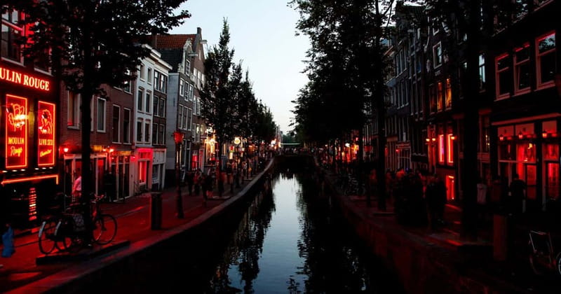 Amsterdam: 1,5-Hour Red Light District Tour - Finding the guide at Beursplein, then getting oriented fast