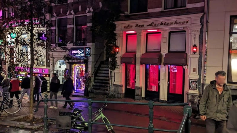 Amsterdam: 1,5-Hour Red Light District Tour - Dam Square and Oude Kerk: seeing how Amsterdam put itself on display