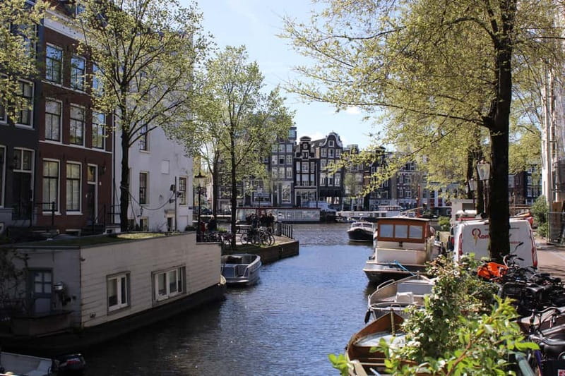 Amsterdam: 2-hour History & Culture tour with a Local - Huis Aan De Drie Grachten and the canal mindset you can actually feel