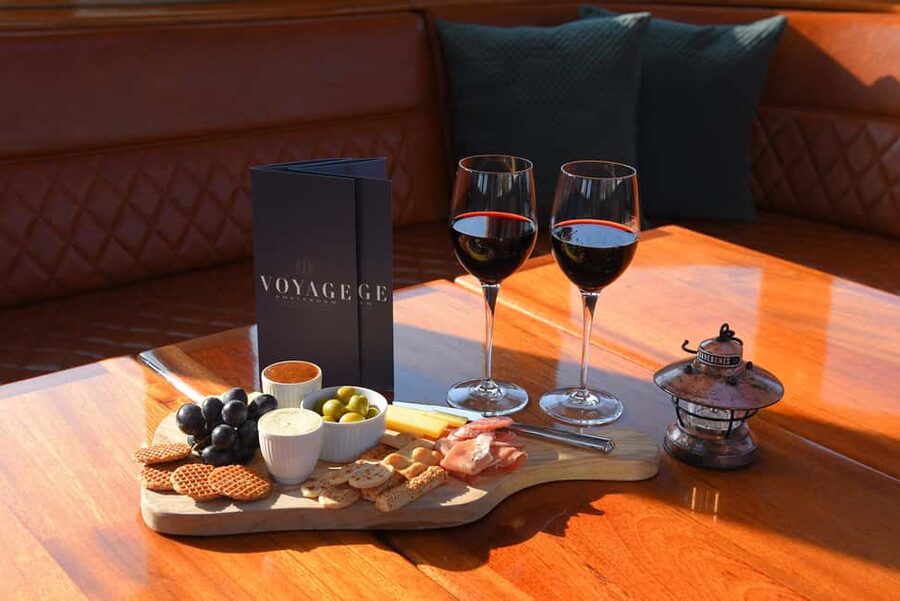 Amsterdam: 2-Hour Luxury Canal Cruise with Snacks & Drinks - Keizersgracht start point: finding d’Vijff Vlieghen