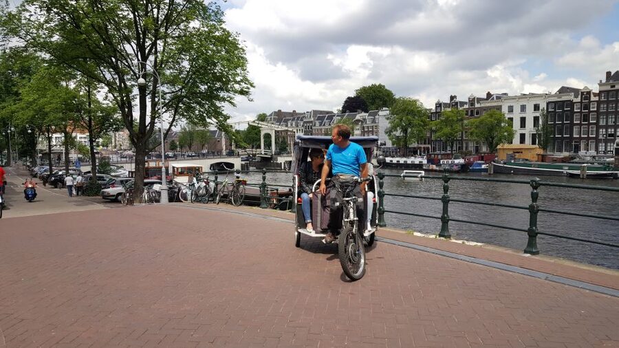 Amsterdam: 2-Hour Sightseeing Tour by Rickshaw - The Canal Factor: Historic Houses You Can Actually Appreciate