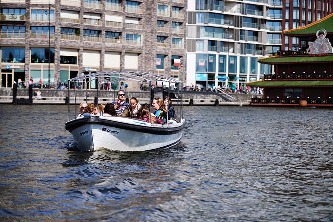 Amsterdam: 60-Minute Guided Private Canal Cruise with Drinks - Seven Bridges on Reguliersgracht: the postcard moment you can time your camera for