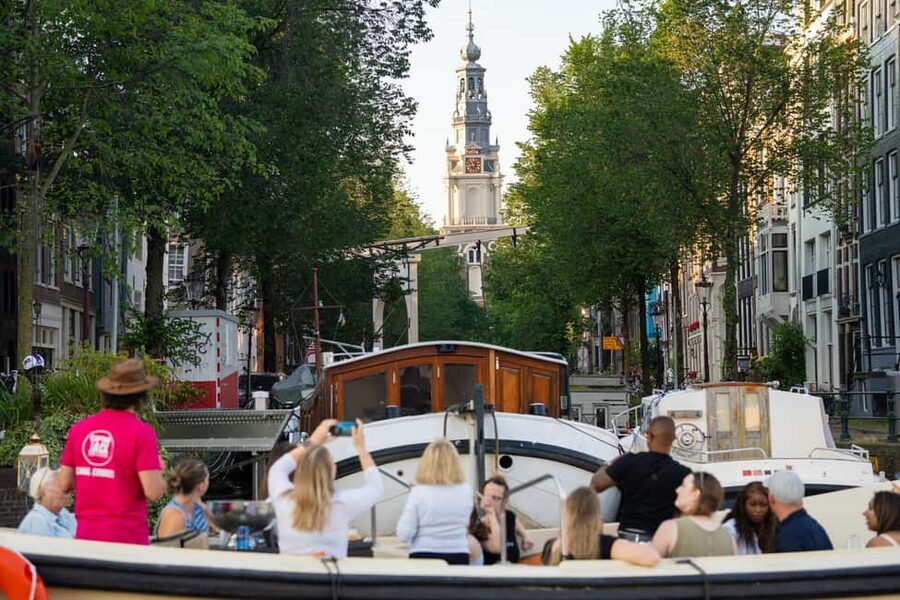 Amsterdam: 90 min Cosy Canal Cruise w. Bar & Snacks on board - Getting on the boat smoothly (and what to expect on board)