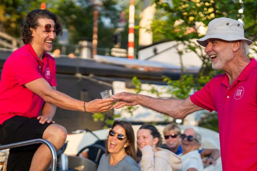 Amsterdam: 90 min Cosy Canal Cruise w. Bar & Snacks on board - The 90-minute route, with real landmarks and real viewing time