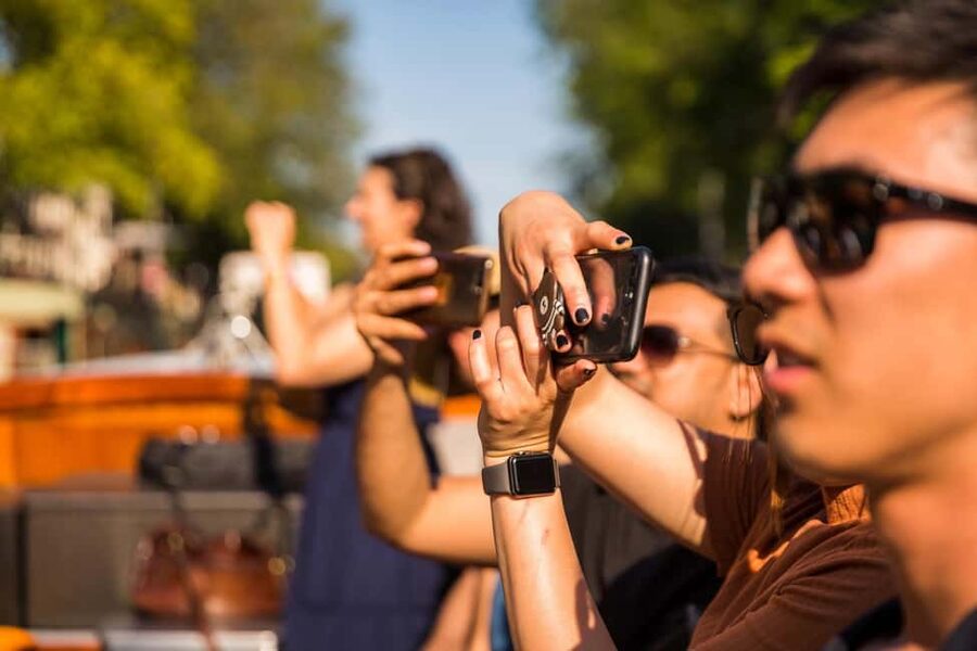 Amsterdam: 90 min Cosy Canal Cruise w. Bar & Snacks on board - Amsterdam-Centrum stretches: where the city story clicks