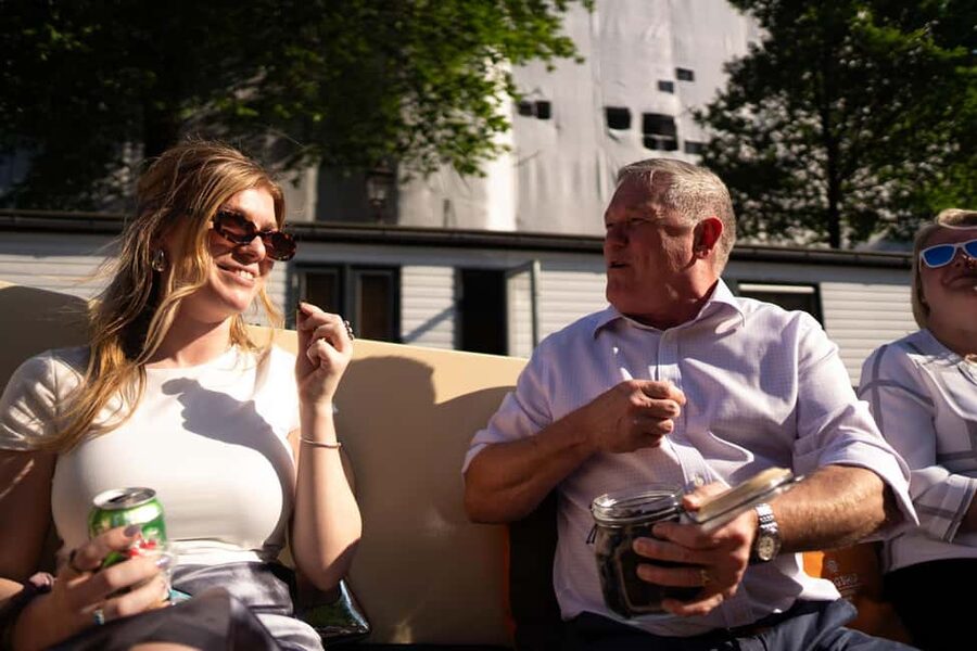 Amsterdam: 90 min Cosy Canal Cruise w. Bar & Snacks on board - Rembrandt House and Waterlooplein: watching where stories live