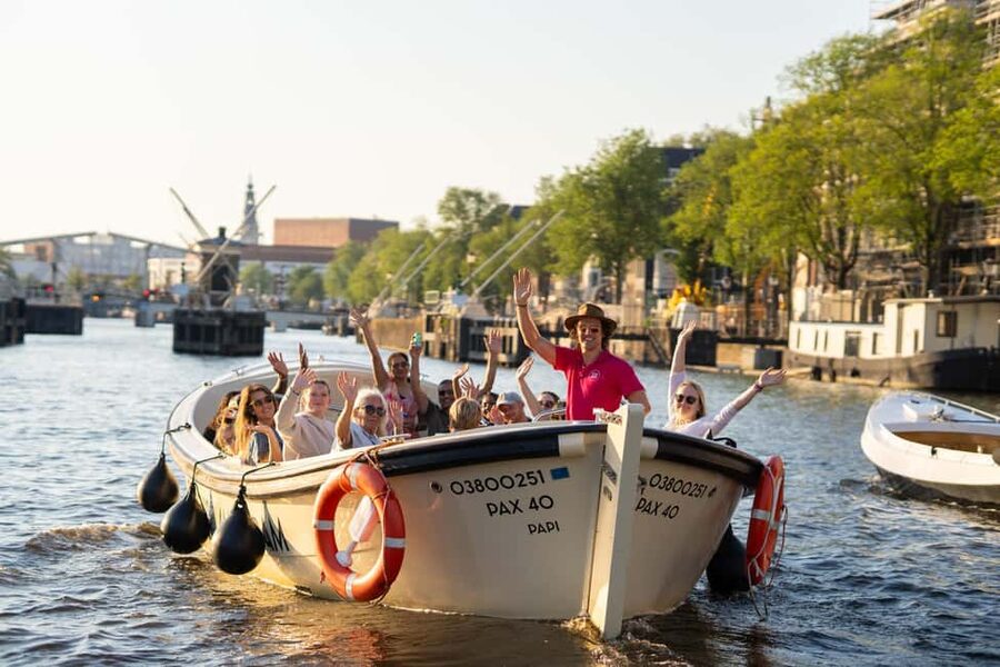 Amsterdam: 90 min Cosy Canal Cruise w. Bar & Snacks on board - The view point stop: when you actually get to slow down