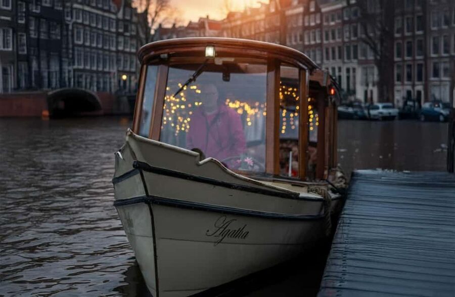 Amsterdam: 90 min Cruise with Local Guide & Unlimited Drinks - Price and value: why $18 can feel fair here