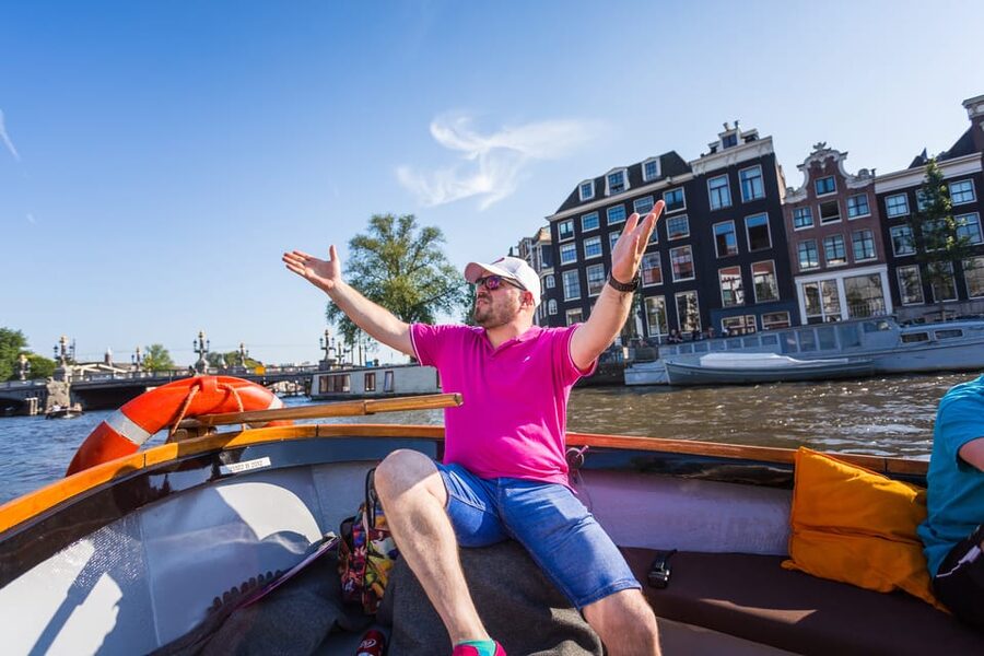 Amsterdam: 90 min Cruise with Local Guide & Unlimited Drinks - Who this cruise is best for, and who should skip it