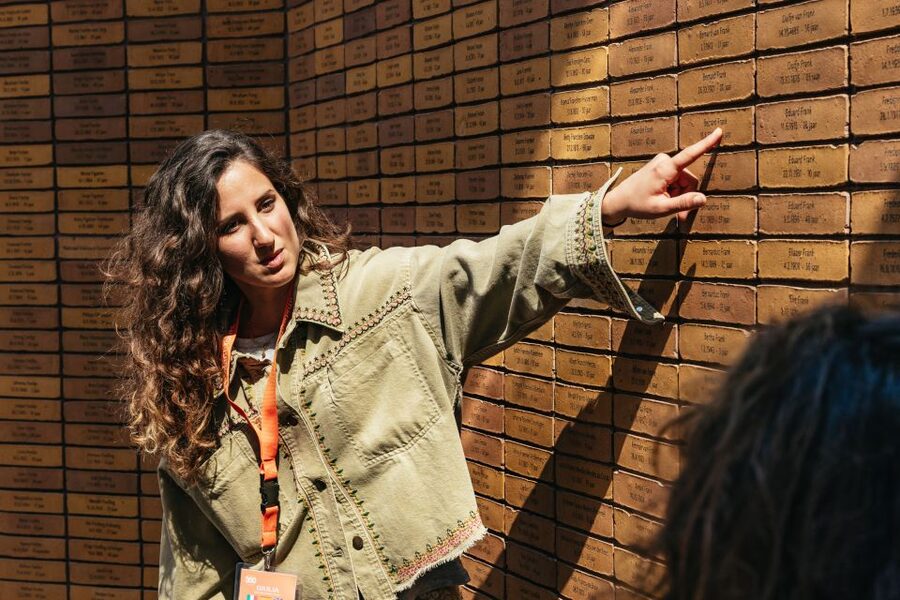 Amsterdam Anne Frank: Small-Group Walking Tour & Local Guide - Two Hours That Turn Anne Frank’s Diary Into Streets and Stones