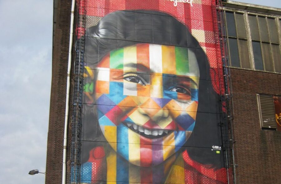 Amsterdam: Anne Frank Walking Tour - Auschwitz Monument: a strong pause that keeps the message focused