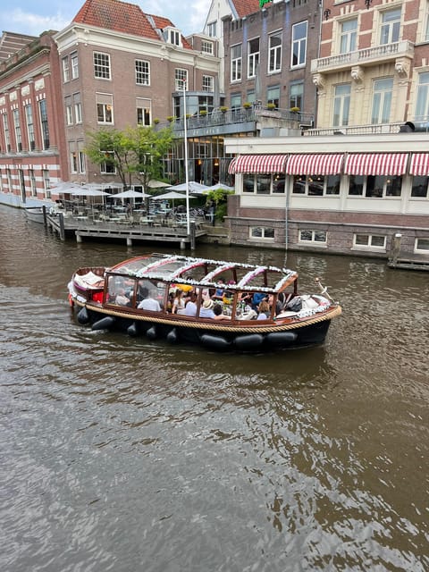 Amsterdam: Boat Tour with Optional Unlimited Drinks - The guide experience: humor, history, and being comfortable