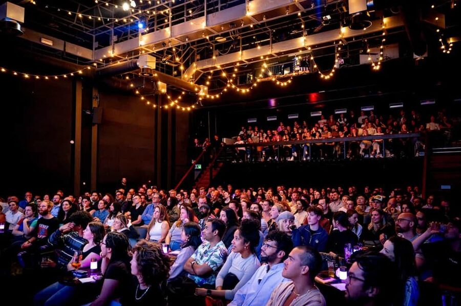 Amsterdam: ‘Boom Chicago’ English Comedy Show - Seating and drinks: table service changes the whole mood