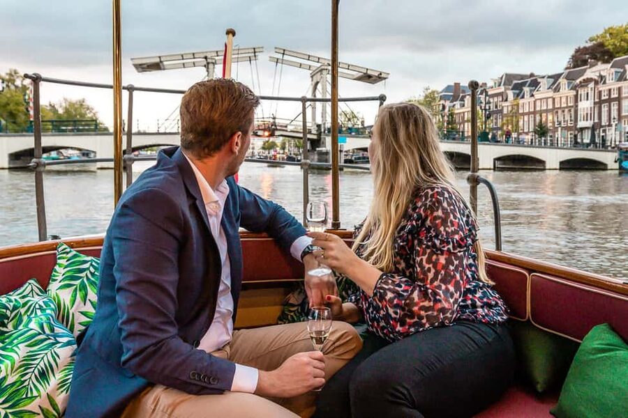 Amsterdam Canal Boat Ride with a Spanish-speaking Guide - Quick take: the best parts of this Spanish-language canal ride