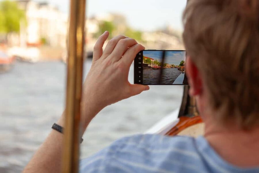 Amsterdam Canal Boat Ride with a Spanish-speaking Guide - Meeting at Stationsplein 28 and finding your green umbrella