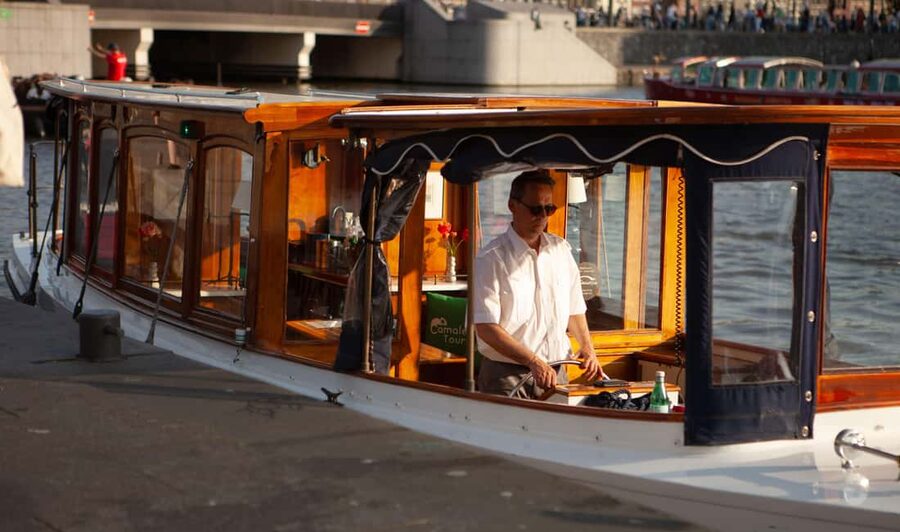 Amsterdam Canal Boat Ride with a Spanish-speaking Guide - Guides and Spanish clarity: the difference between hearing and understanding