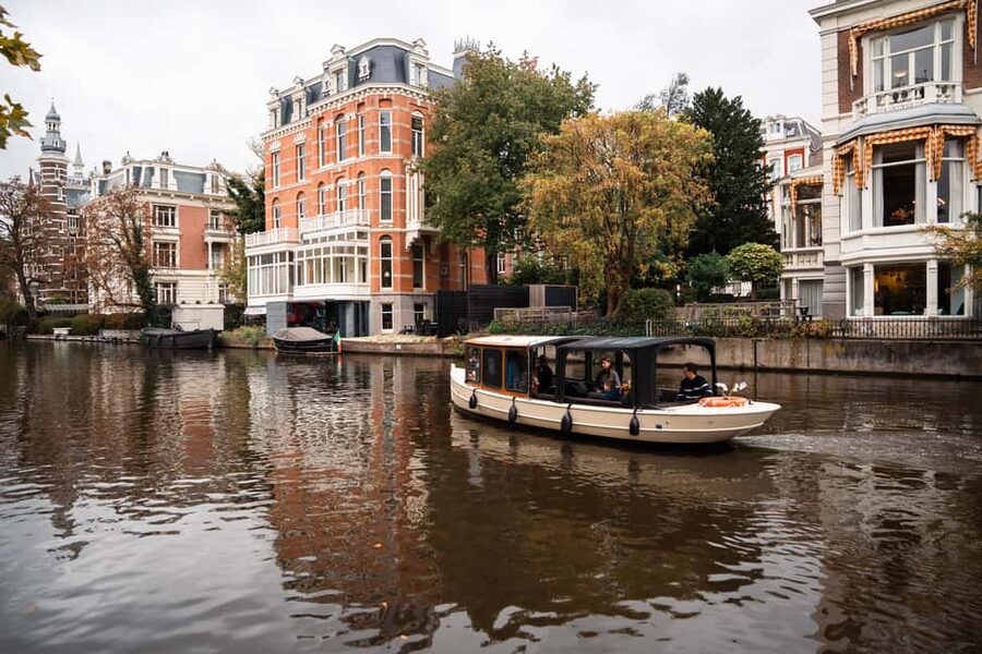 Amsterdam Canal Boat Tour with Live Guide - Your Trilingual Captain: Stories in English, Russian, and Ukrainian