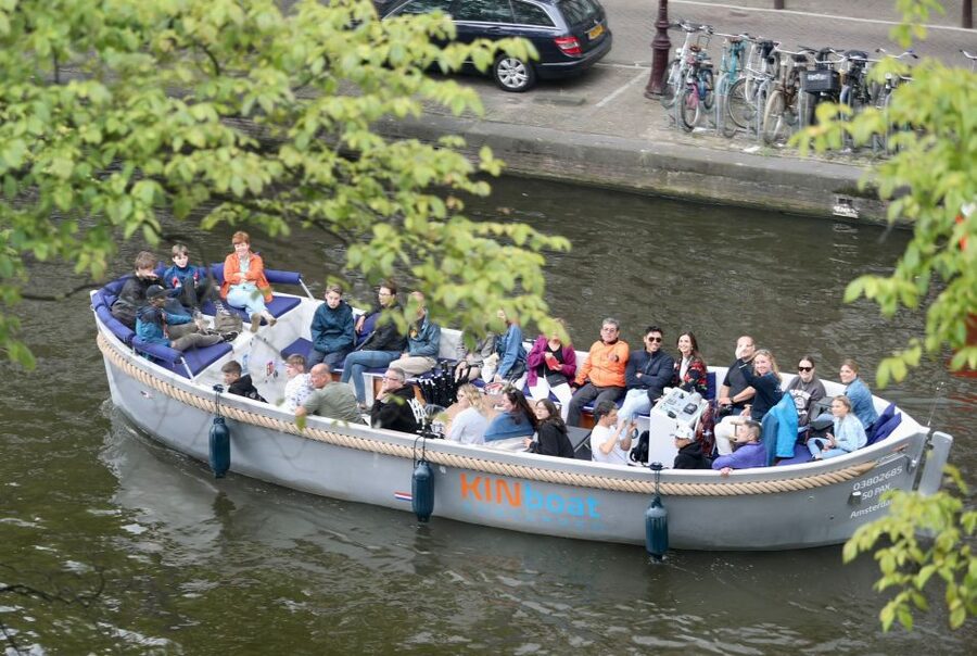 Amsterdam: Canal Cruise in Open Boat with Drink Option - Guides matter here, and the humor is real