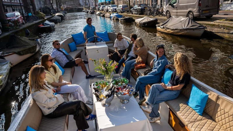 Amsterdam: Canal Cruise in Open Boat with Drink Option - Who this cruise suits best