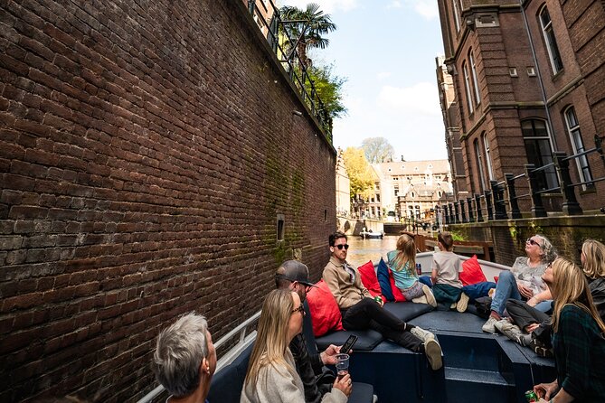 Amsterdam Canal Cruise with Live Guide - Central Station - Who this cruise is best for, and who may want a different style
