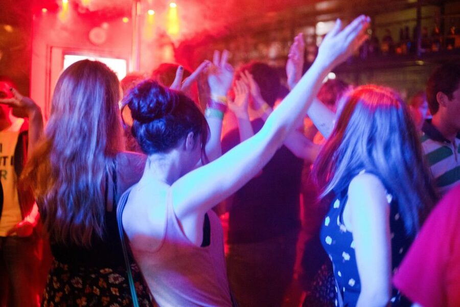 Amsterdam: City Center Bar Crawl and Nightlife Experience - The biggest pros and the one thing to watch