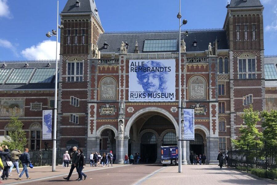 Amsterdam City Center Guided Walking Tour - 12 guests 2,5h - Begijnhof courtyards and Amsterdam Museum: calm pockets inside a busy city