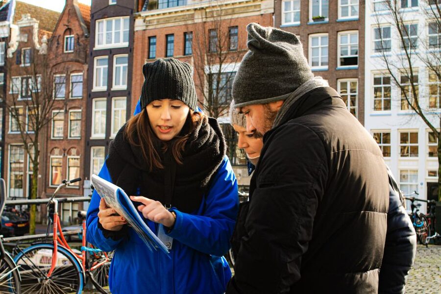 Amsterdam: City Center Walking Tour in italian - Dam Square to Royal Palace: start where Amsterdam announces itself
