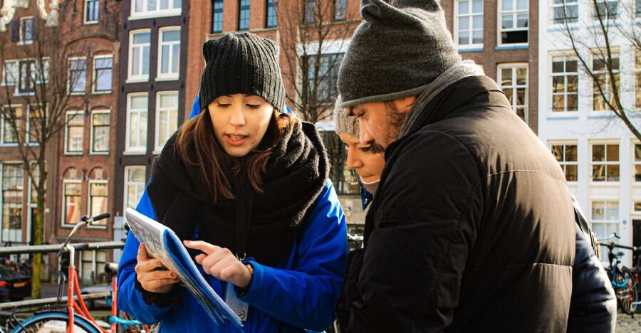 Amsterdam: City Center Walking Tour in italian - The meeting point at Euro Pub, Dam Square, and what to bring