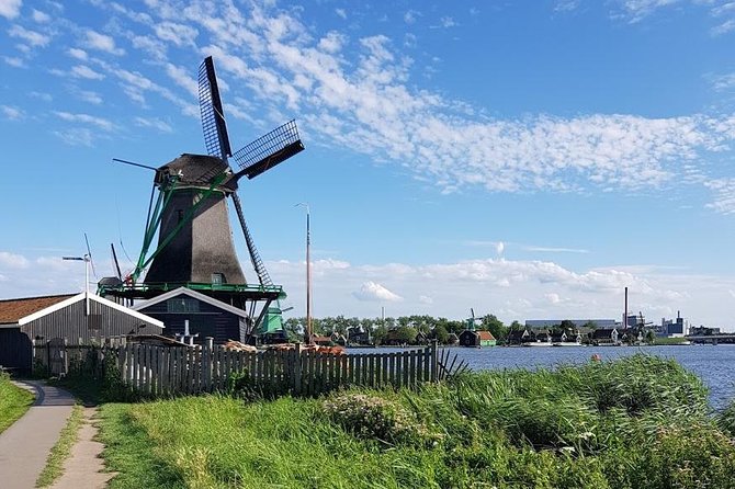 Amsterdam City & Countryside Tour: The Best of both Worlds - Stop 2: Red Light Bar, a short stop with a specific purpose