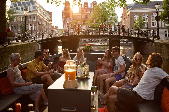 Amsterdam city cruise - Boarding on Amsterdam boats: the step, the help, and staying comfortable