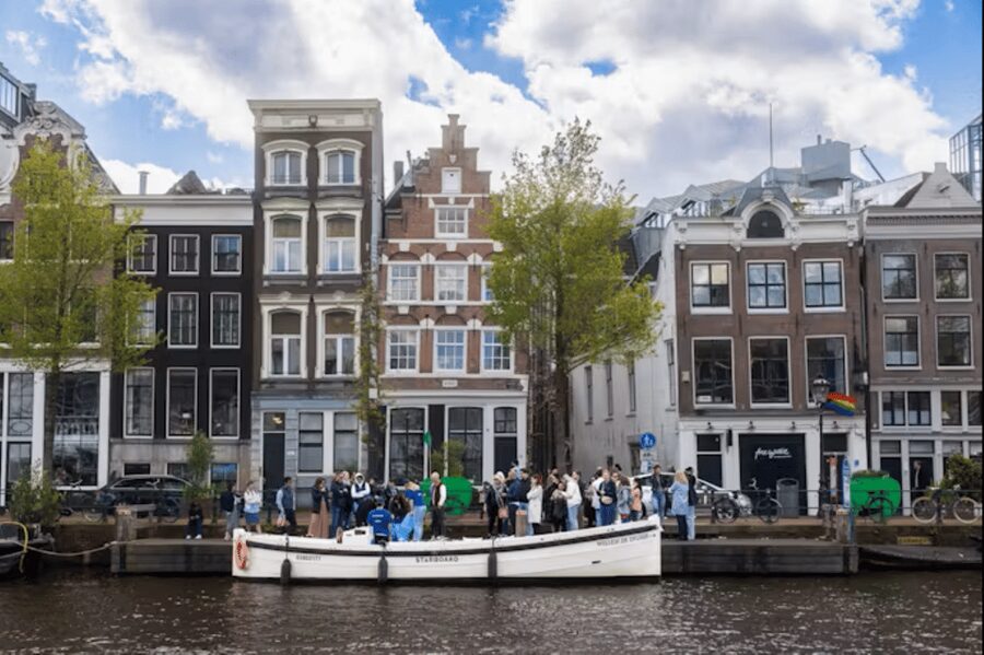 Amsterdam: City Highlights Small Boat Canal Cruise with host - Price and time value: what $27 buys you in one hour