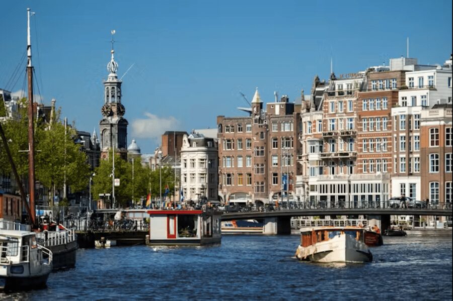 Amsterdam: City Highlights Small Boat Canal Cruise with host - Sea Palace on the water: a floating Chinese restaurant moment