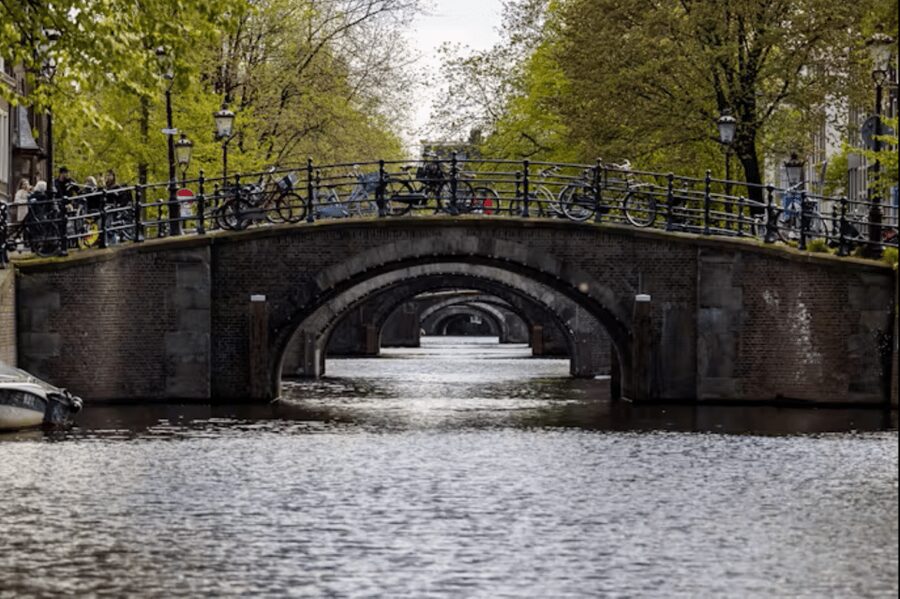 Amsterdam: City Highlights Small Boat Canal Cruise with host - Herengracht and Seven Bridges: your best photo sweep