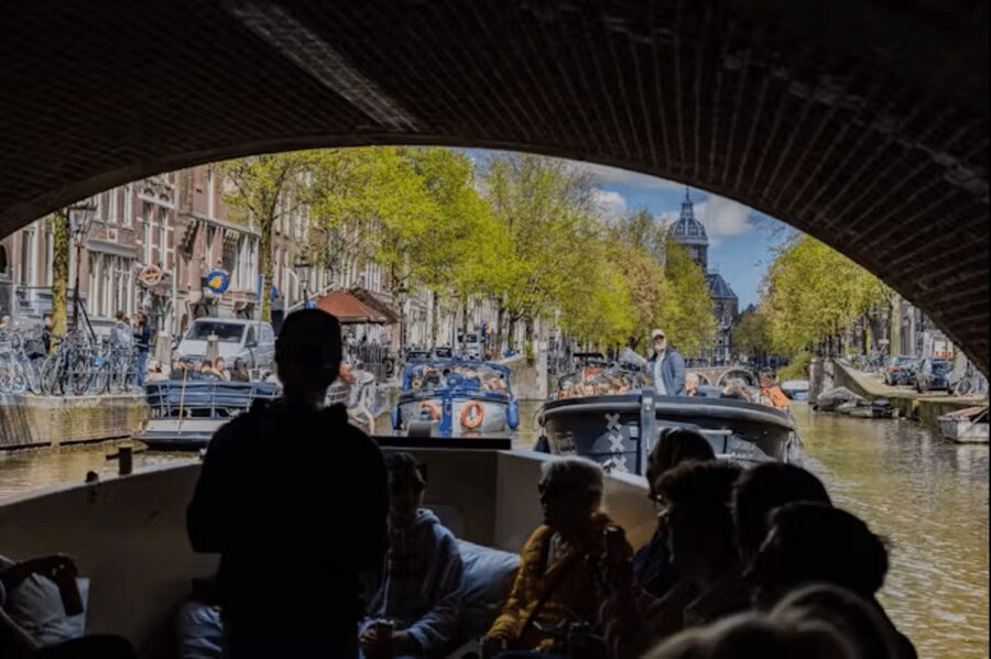 Amsterdam: City Highlights Small Boat Canal Cruise with host - Magere Brug and the easy wrap up back to Oudezijds Voorburgwal 230
