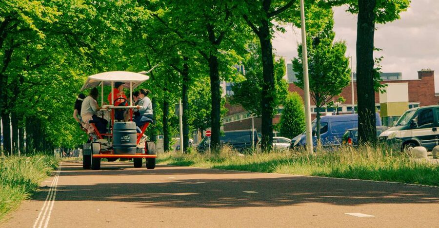 Amsterdam: Dutch Beer Bike Blast Tour with Onboard Bar - The 75-minute ride: what the guided cycling part feels like