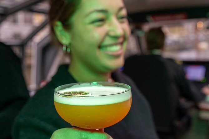 Amsterdam Evening Cocktail Cruise with snacks - Commentary style: what you’ll learn, and what you might miss