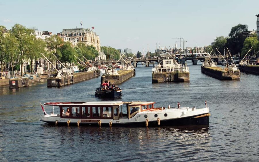 Amsterdam: Evening Lights Cruise incl. Cocktail & Waffle - FAQ
