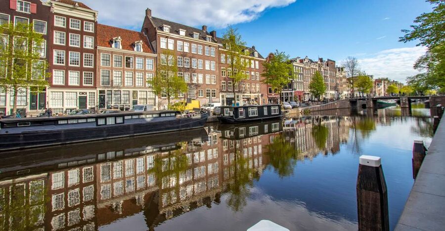 Amsterdam: Express Walk with a Local in 90 minutes - Meeting at Amsterdam Centraal, then walking into the city