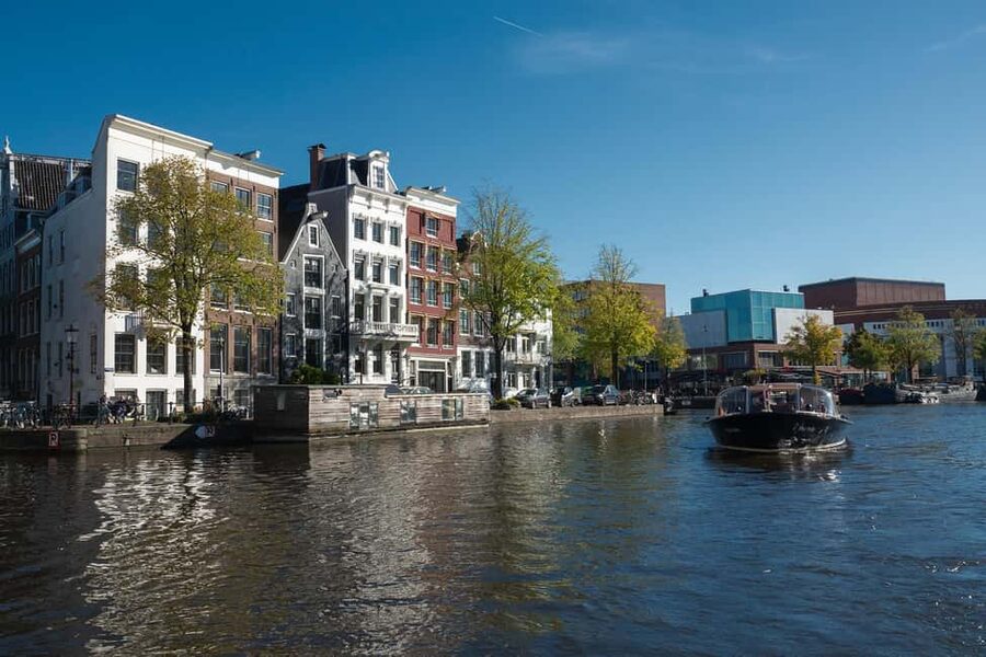 Amsterdam: Fly High with This is Holland & Sail the Canals - Small group size: why 10 participants matters