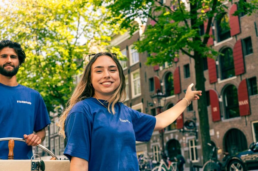Amsterdam: German Guided Canal Cruise with on Board Bar - A 1-hour canal cruise that feels personal