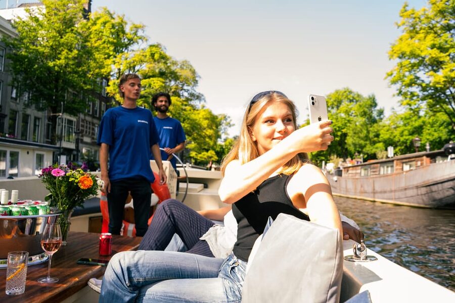 Amsterdam: German Guided Canal Cruise with on Board Bar - Price and value: is $25 for an hour fair?