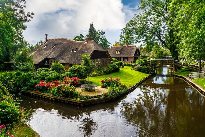 Amsterdam: Giethoorn Tour Scenic Cruise, Cheese & Free Time - The 1-hour Canal Cruise: Under bridges, with Giethoorn-born skippers
