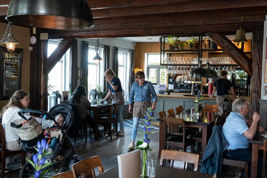 Amsterdam: Giethoorn Tour Scenic Cruise, Cheese & Free Time - Henri Willig Cheese Tasting: A snack break that turns into a shopping plan