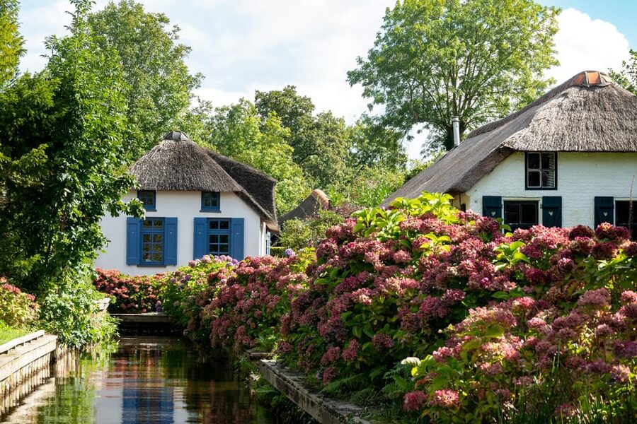 Amsterdam: Giethoorn Tour Scenic Cruise, Cheese & Free Time - Timing That Works: Two main departures and a predictable day arc